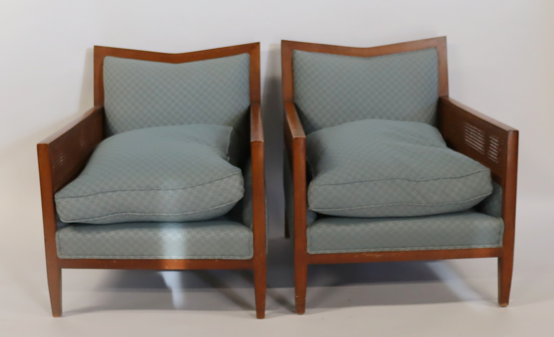 MIDCENTURY PAIR OF ARMCHAIRS.