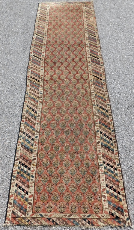 MIDDLE EASTERN GEOMETRIC RUNNER