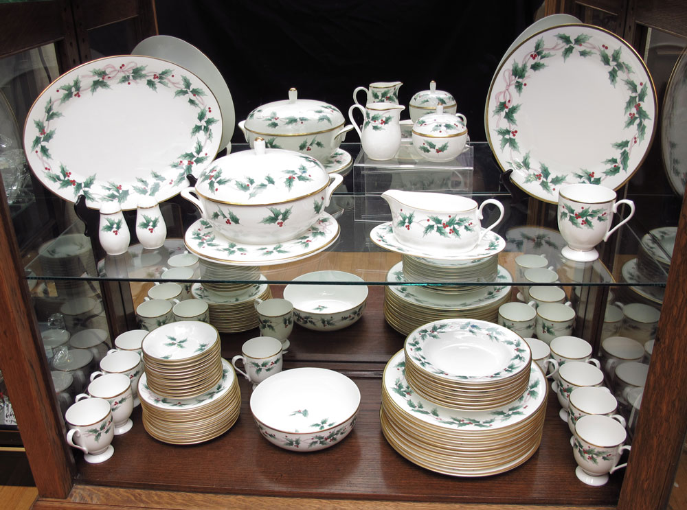 MIKASA ''RIBBON HOLLY'' FINE BONE