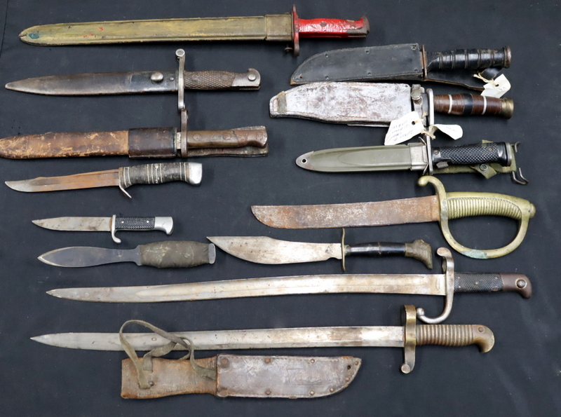 MILITARIA. LARGE COLLECTION OF