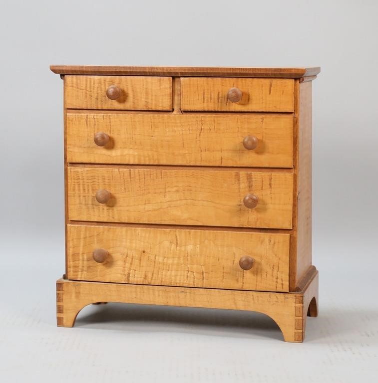 MINIATURE CHEST OF DRAWERSScale