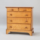 MINIATURE CHEST OF DRAWERSScal