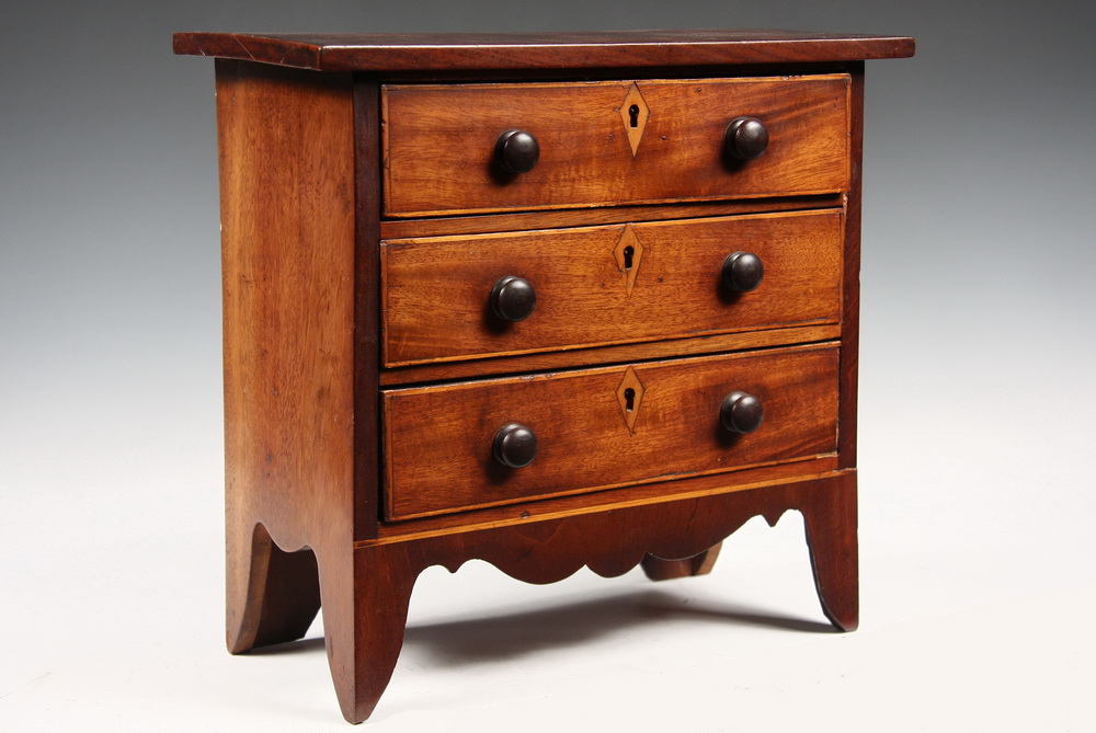 MINIATURE DRESSER - Miniature