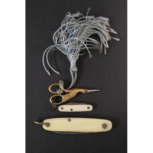 Miniature set of sewing scissors