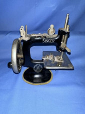 MINIATURE SINGER SEWING MACHIN