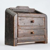 MINIATURE TWO-DRAWER CHESTA pa