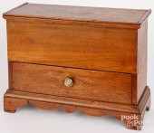 MINIATURE WALNUT LIFT LID BLAN