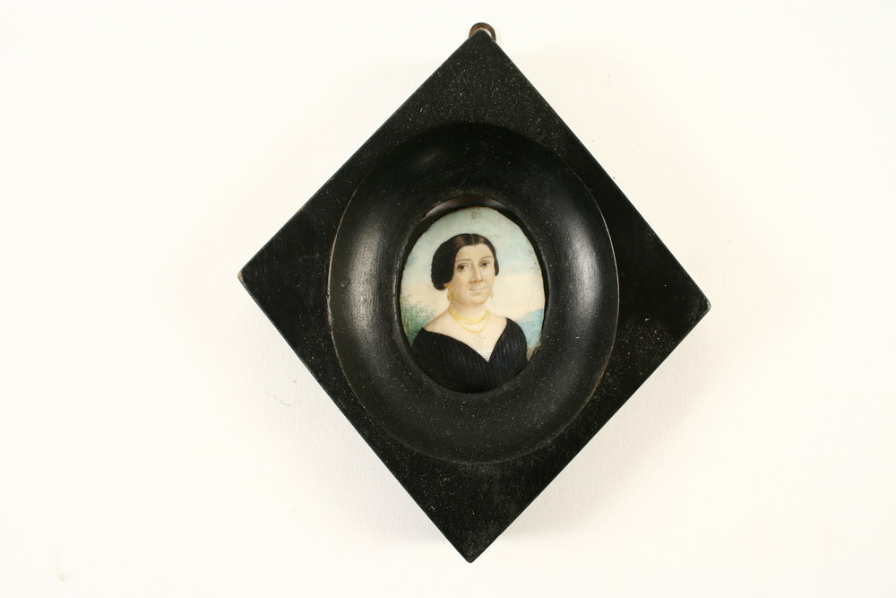 MINIATURE W/C ON IVORY - Bust