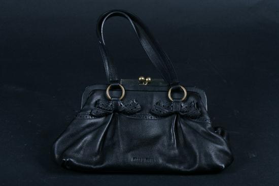 MIU MIU BLACK LEATHER HANDBAG.