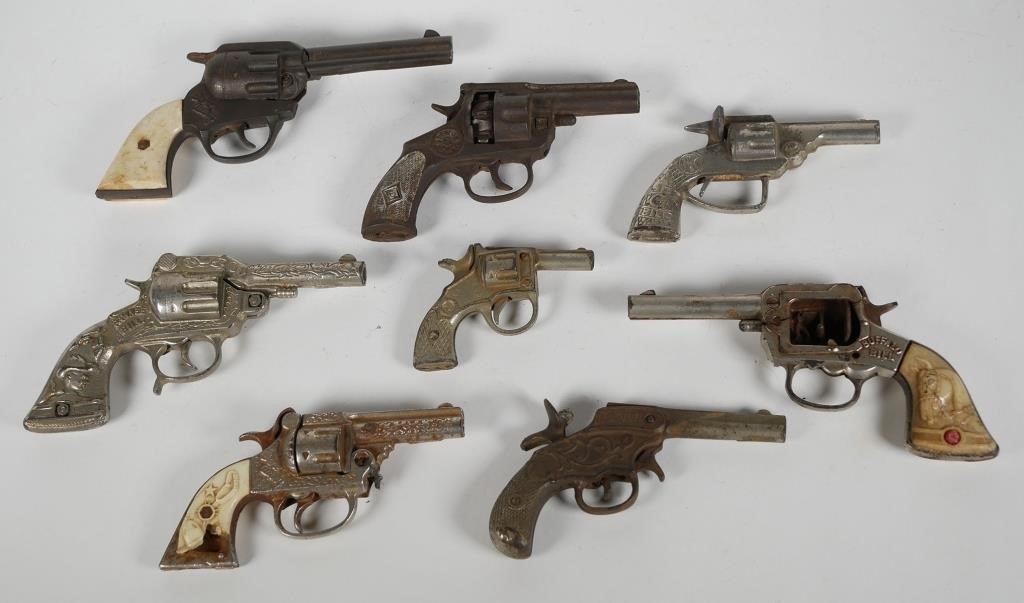 MIXED GROUP OF VINTAGE CAP
