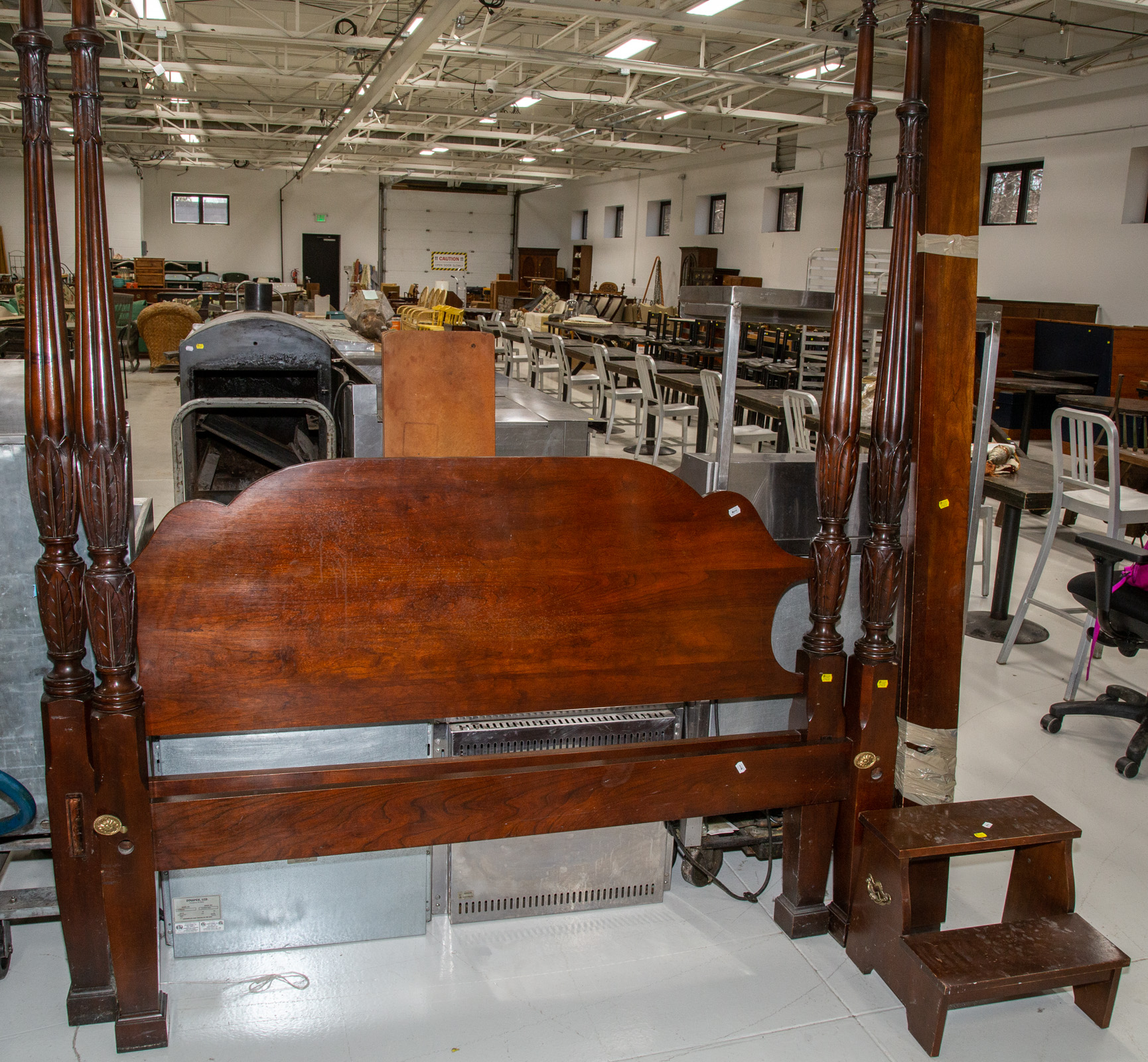 MODERN MAHOGANY QUEEN SIZED BED