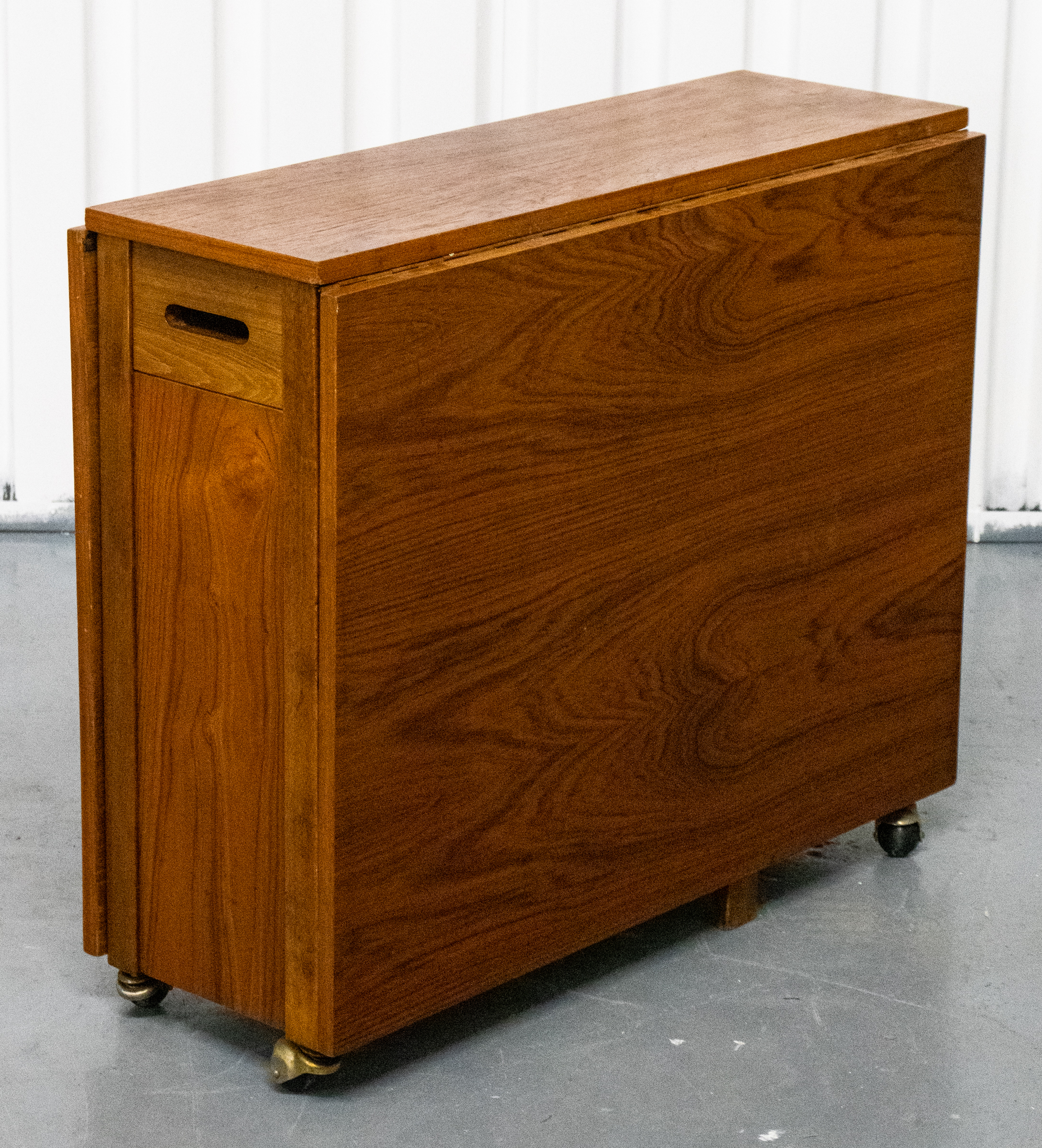MODERN OAK GATE LEG SUTHERLAND
