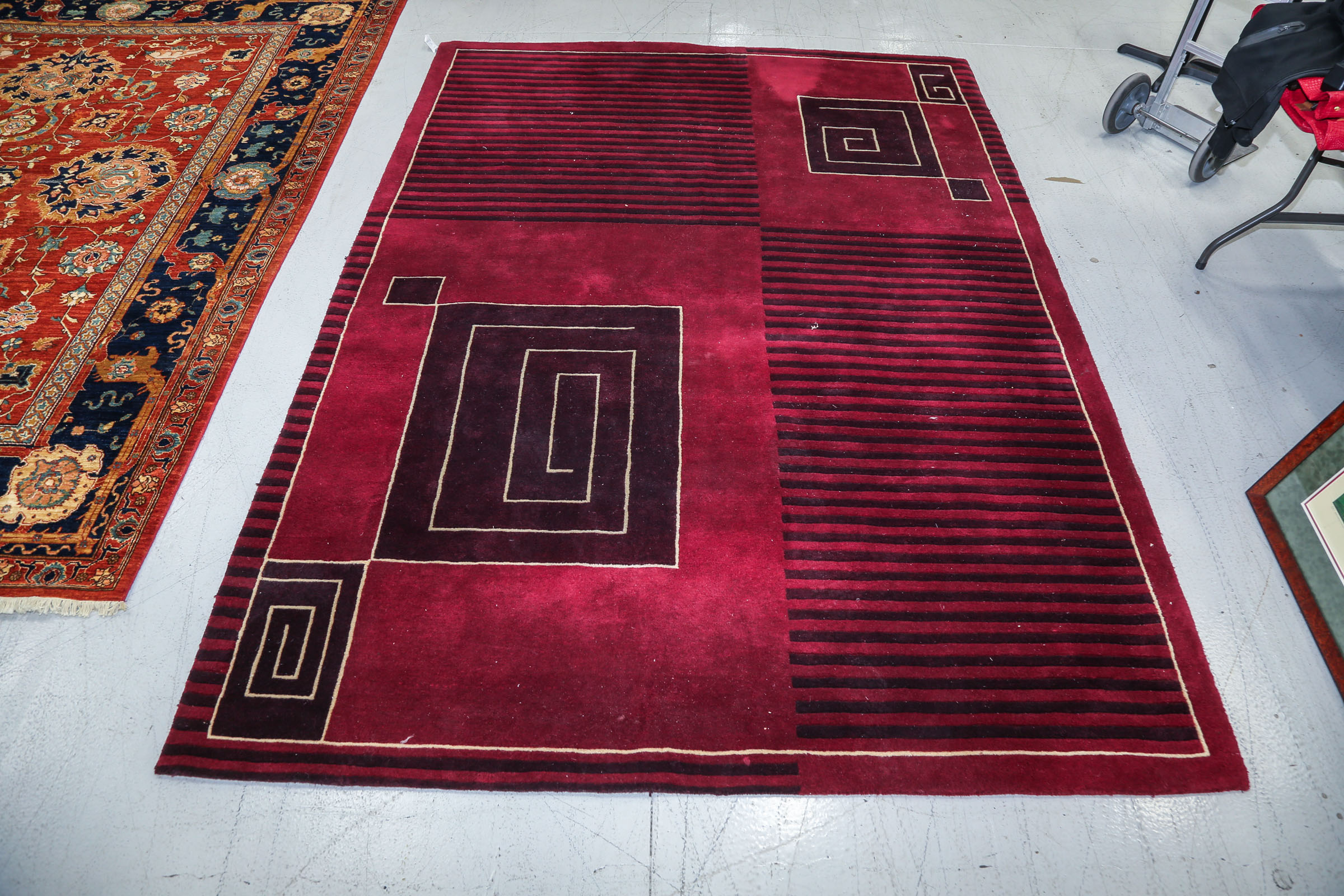 MODERN STYLE TUFTED RUG, 7.9 X 10.9