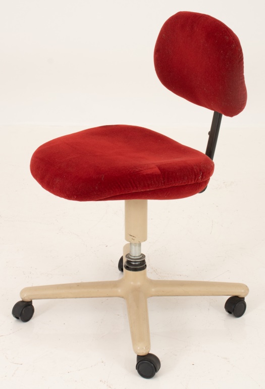 MODERN SWIVEL OFFICE CHAIR IN