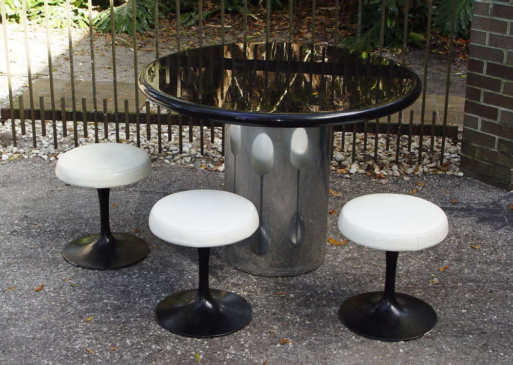 MODERN TABLE WITH 3 KNOLL STOOLS: