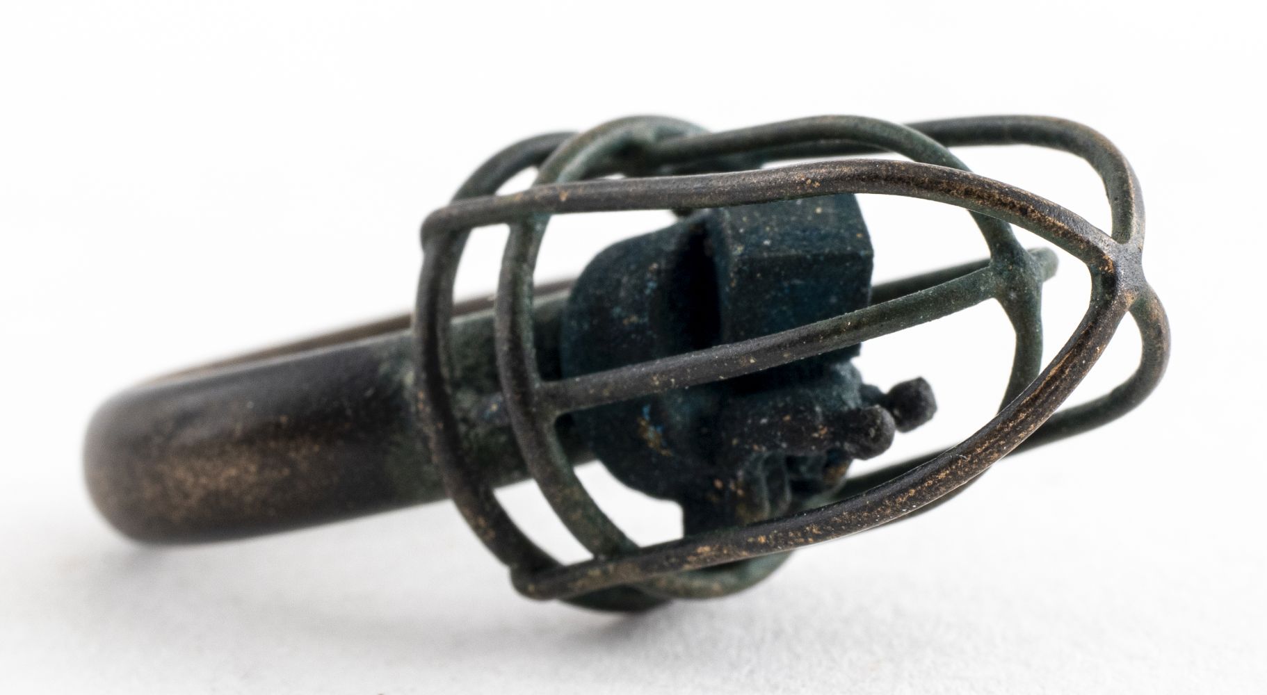 MODERNIST SCULPTURAL BRONZE RING