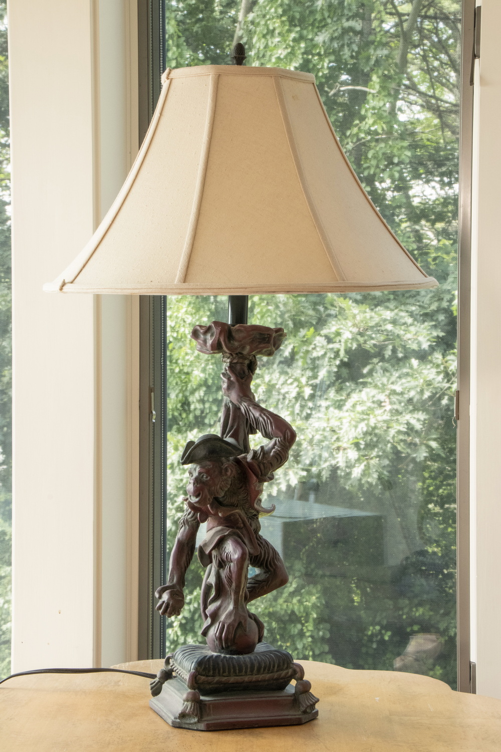 MONKEY FIGURE TABLE LAMP A table