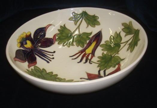 MOORCROFT Bowl. Signed and artist