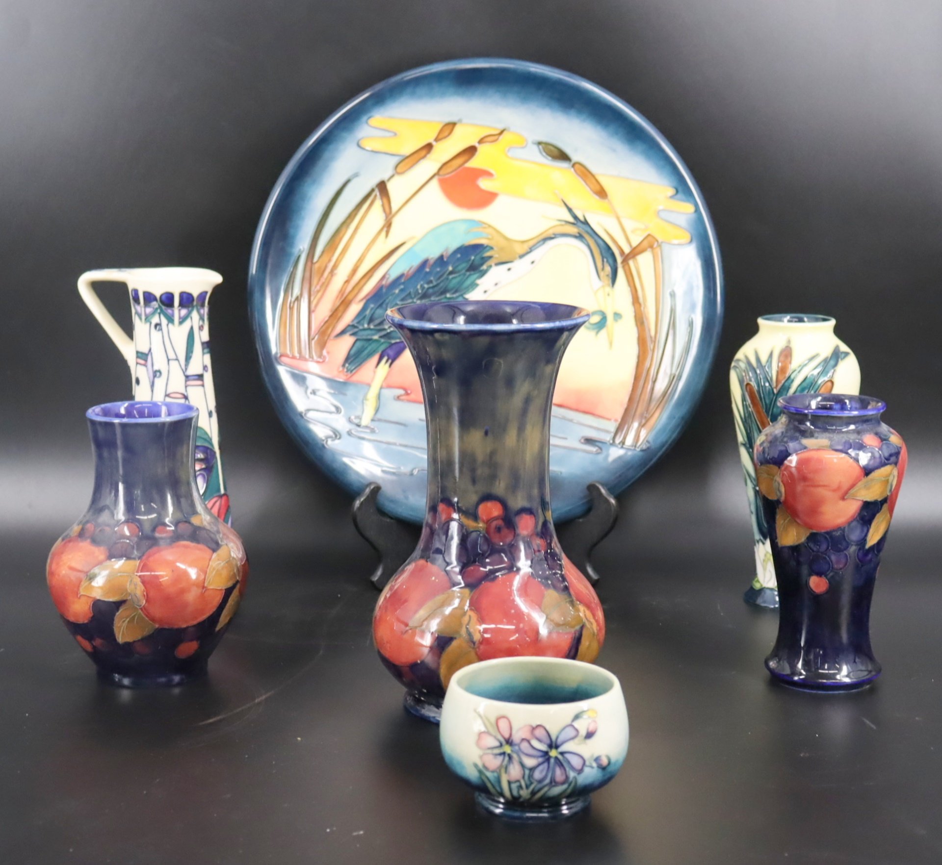 MOORCROFT POTTERY CHARGER & 5