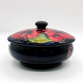 MOORCROFT POTTERY LIDDED BOX,