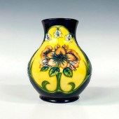 MOORCROFT POTTERY VASEA Moorcr