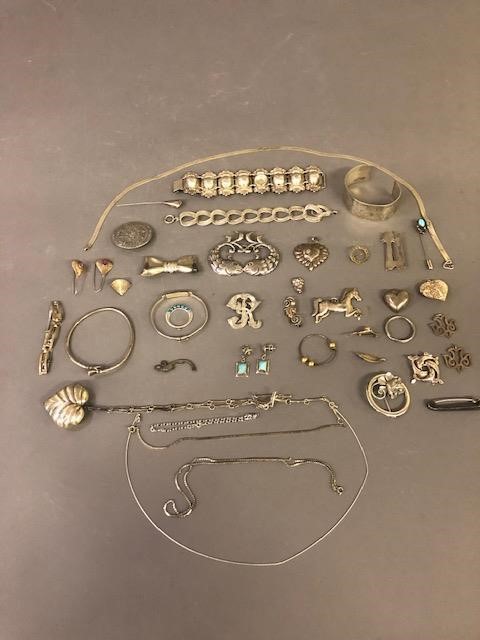 Mostly silver ladies jewelry to