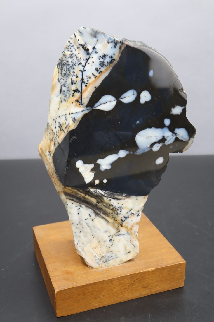 MOUNTED GEODE SPECIMEN, WOOD BASE