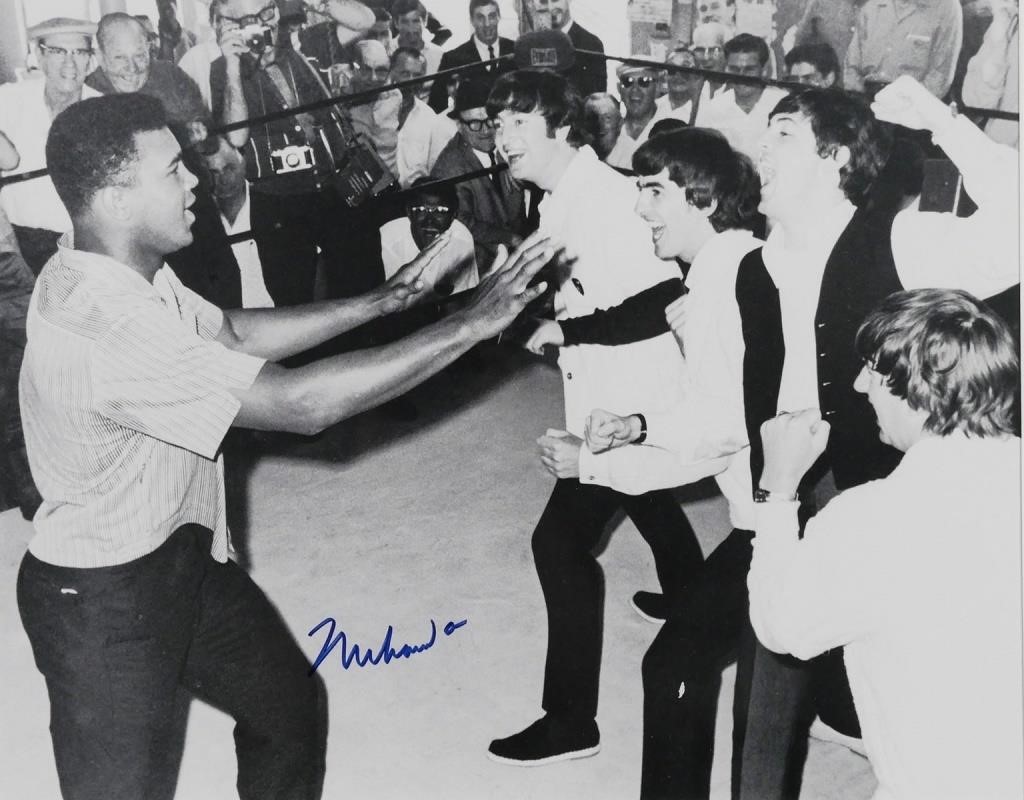 MUHAMMAD ALI, SIGNED PHOTO W