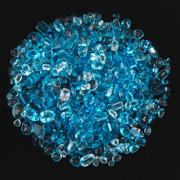 MULTIPLE UNMOUNTED 556.38 CARAT