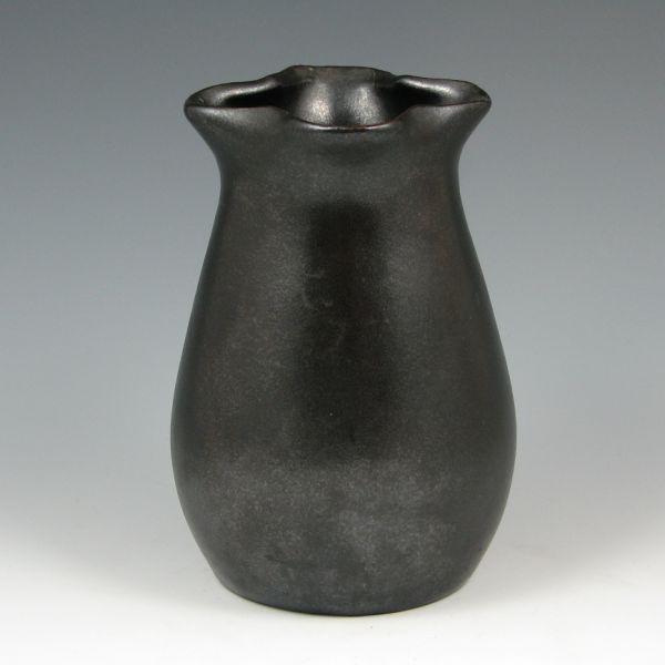 Muncie vase with ruffled rim in