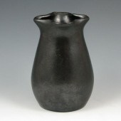 Muncie vase with ruffled rim i