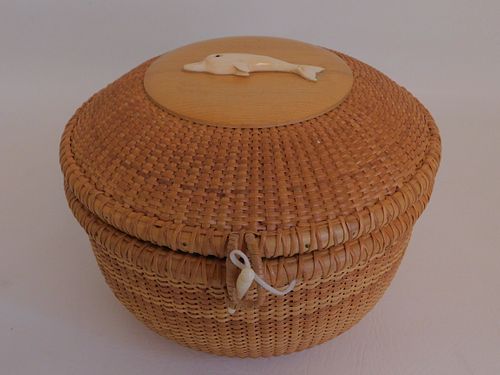 NANTUCKET BASKET WITH DOLPHIN