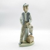 NAO BY LLADRO FIGURINE SHOESHI