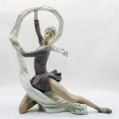 NAO BY LLADRO PORCELAIN FIGURI