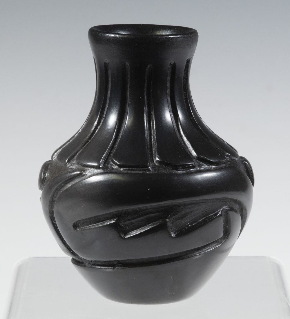 NATIVE AMERICAN MINIATURE POTTERY