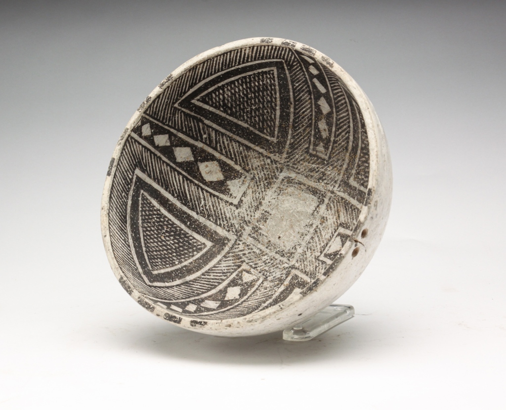 NATIVE AMERICAN POTTERY BOWL.