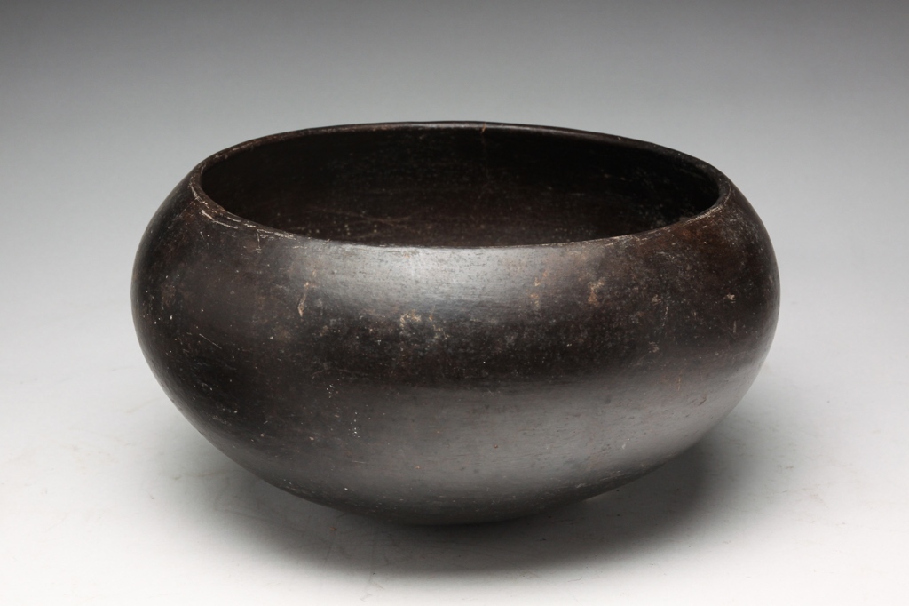 NATIVE AMERICAN POTTERY BOWL.