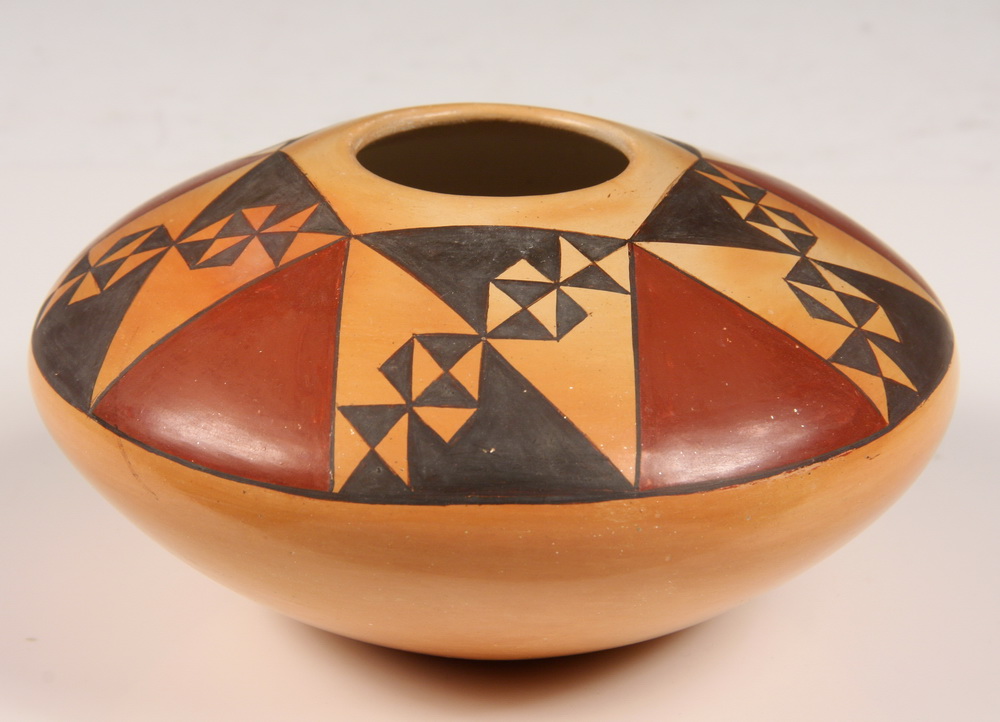 NATIVE AMERICAN POTTERY - Squatty