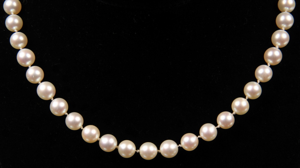 NECKLACE - One Strand of Pinkish
