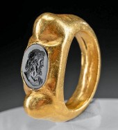 NEOCLASSICAL GOLD RING W/ GLAS
