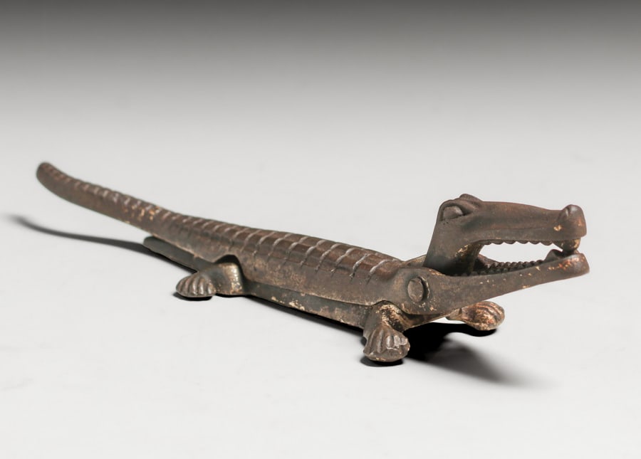 NESTOR CAST IRON CROCODILE NUT