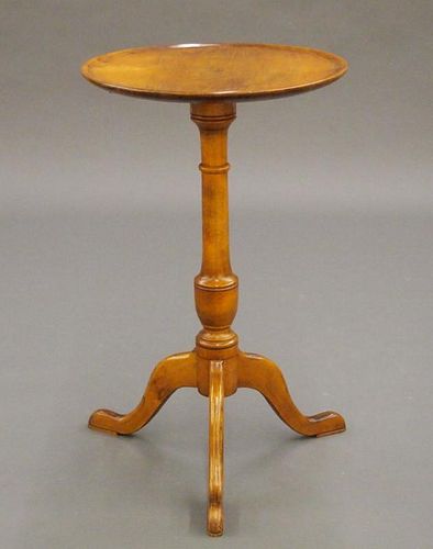 NEW ENGLAND MAPLE CANDLESTANDAn