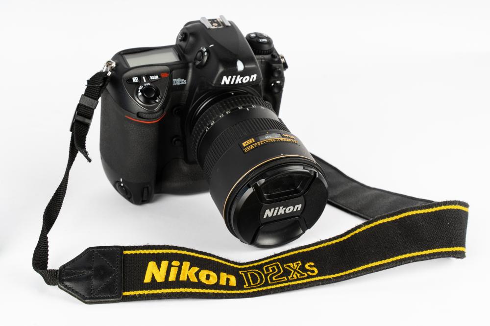 NIKON D2XS CAMERA WITH 17-55MM