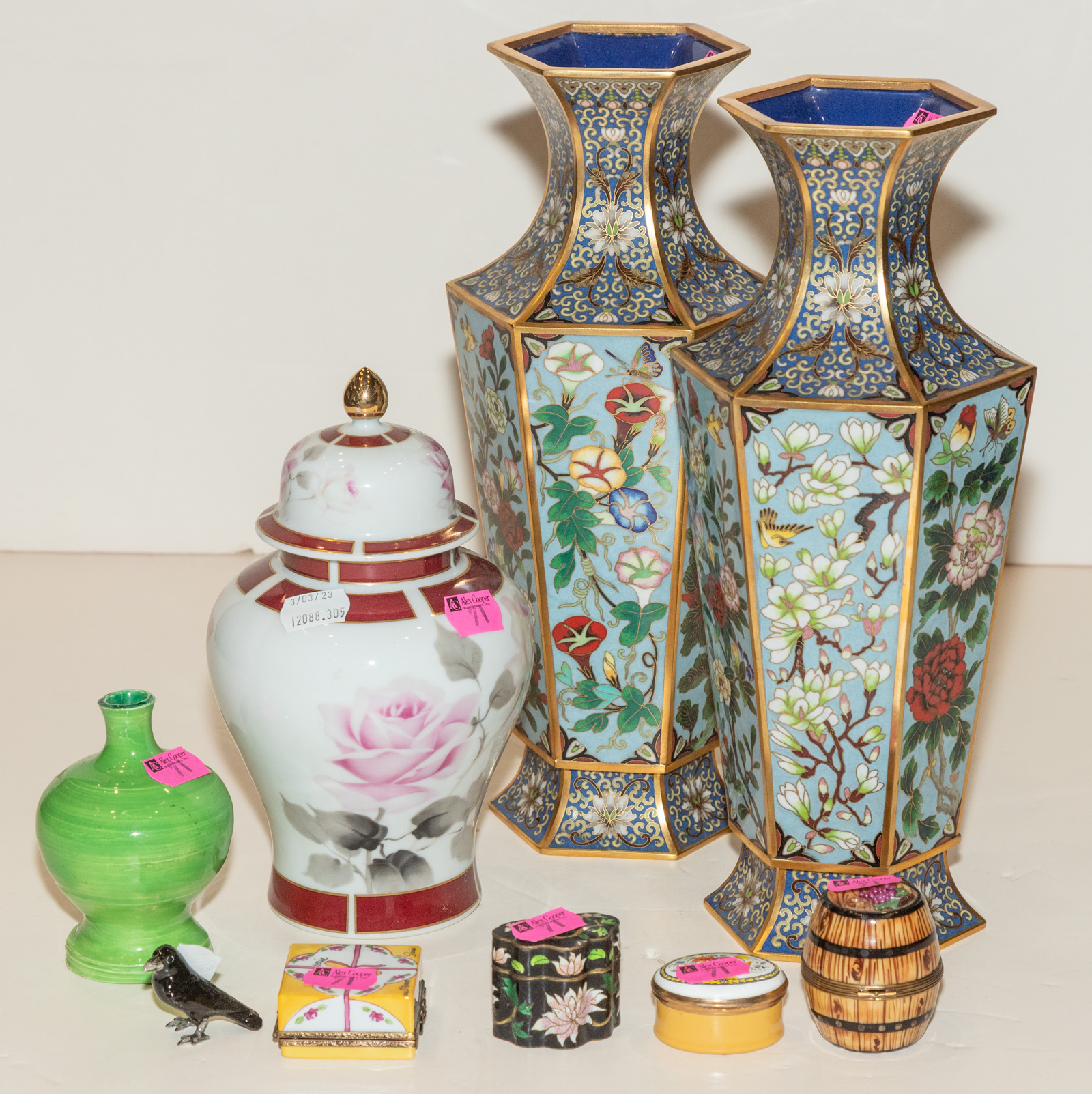 NINE ASSORTED DECORATIVE ARTICLES