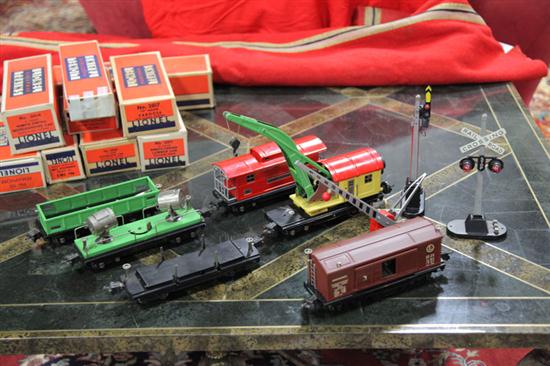 NINE LIONEL TRAIN CARS AND