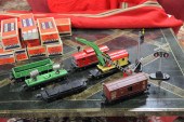 NINE LIONEL TRAIN CARS AND ACC