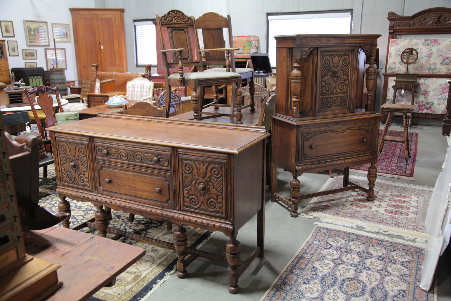 NINE PIECE DINING ROOM SET. 
