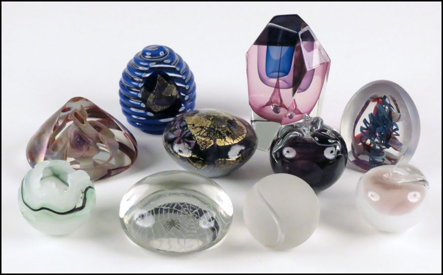 NOEL LAUE GLASS PAPERWEIGHT. Signed