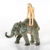 NUDINO SU ELEFANTE, A LENCI FI