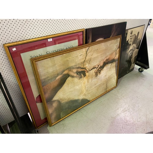 Number of decorative pictures,